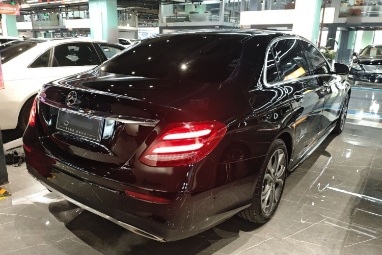 奔驰E级 2020款 改款 E 300 L 运动时尚型车身外观7