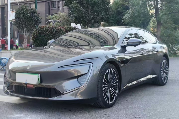 阿维塔12 2024款 700 三激光后驱奢享版车身外观1