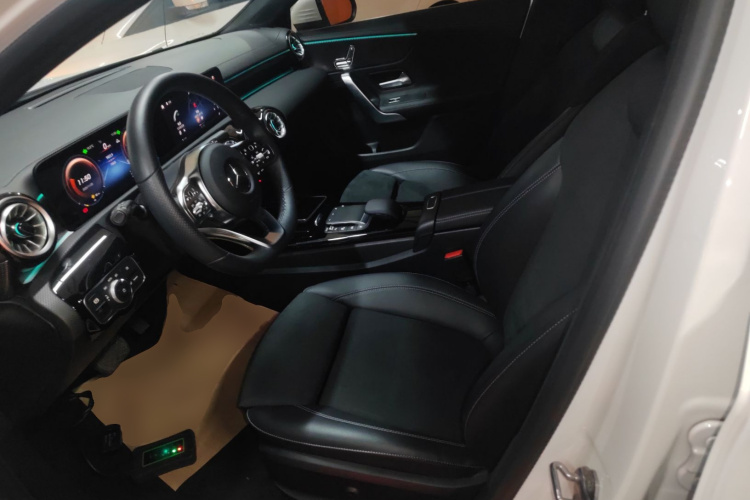 奔驰A级 2022款 改款三 A 200 L 运动轿车时尚型中控内饰19