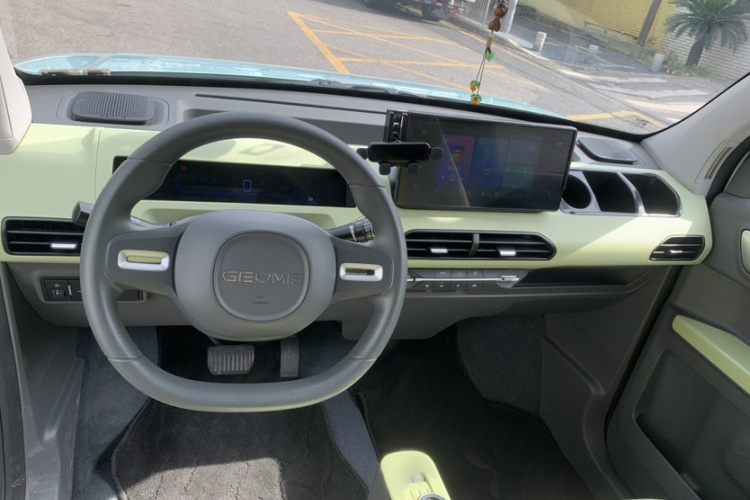 吉利银河 2023款 熊猫mini 120km 亚运熊中控内饰7004