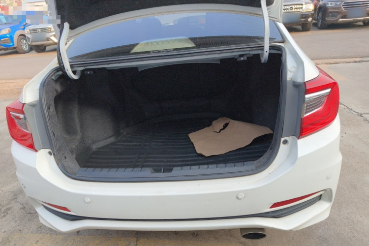 本田 凌派 2015款 1.8L 自动豪华版机舱底盘23