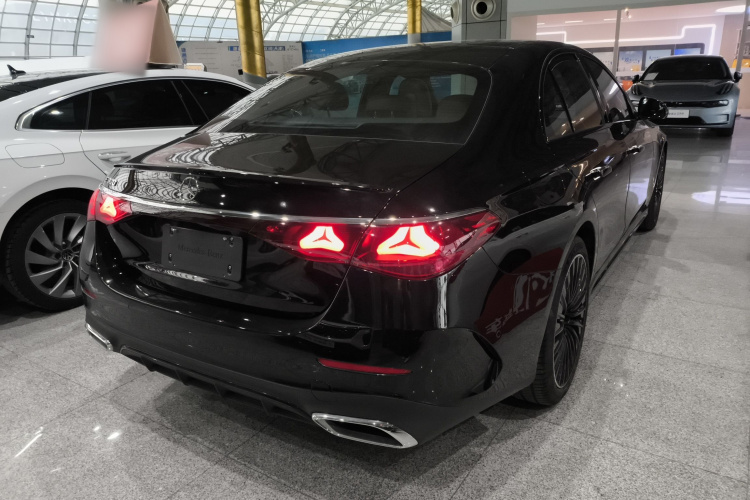 奔驰E级(进口) 2024款 E 300 豪华型运动版车身外观7