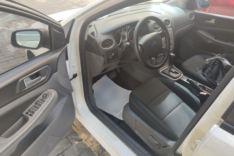 福特 福克斯 2013款 两厢经典 1.8L 自动基本型中控内饰20