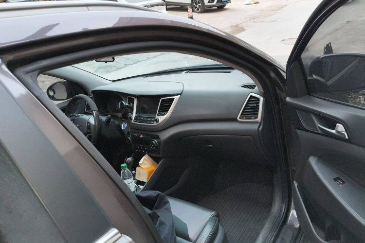 现代 途胜 2015款 1.6T 双离合两驱智能型局部细节9005