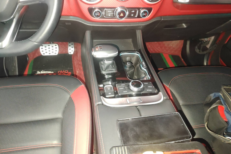 北京BJ40 2023款 2.0T 自动四驱城市猎人版侠客型局部细节18