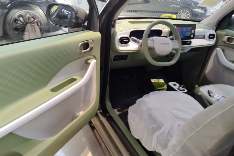 吉利银河 2025款 210km 熊猫骑士中控内饰20