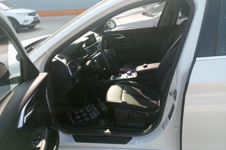 宝马1系 2019款 118i 时尚型中控内饰19