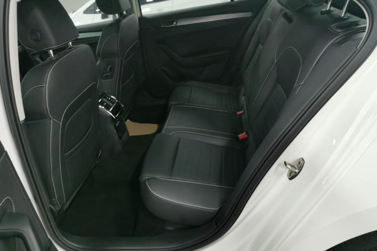 斯柯达 速派 2019款 改款 TSI330 DSG舒适版中控内饰7004