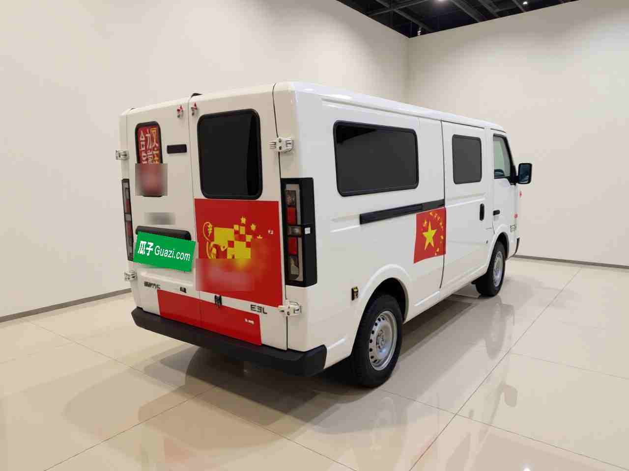 车辆右后45度外观展示