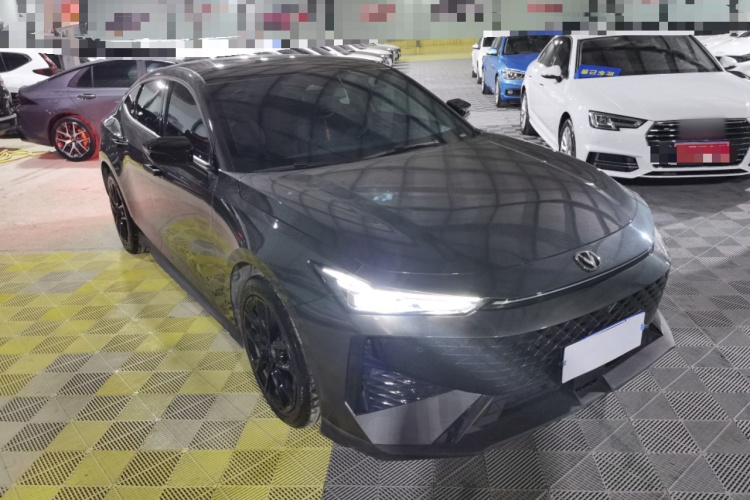 长安UNI-V 2024款 1.5T 尊贵型车身外观3