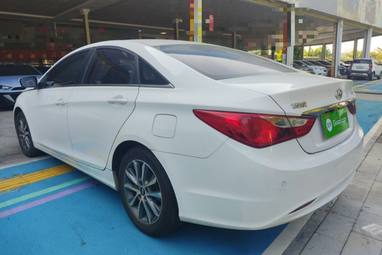 现代 索纳塔 2013款 2.0L 自动时尚版车身外观4