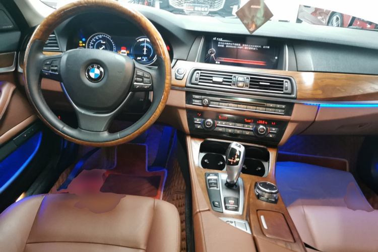 宝马5系 2014款 528Li 领先型中控内饰12