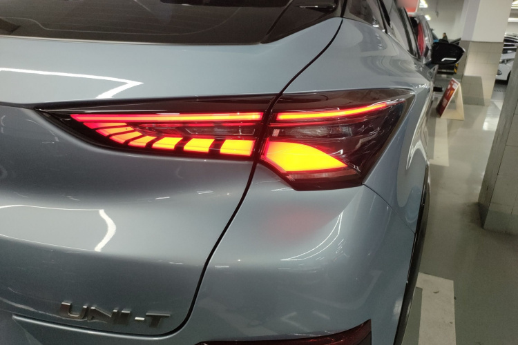 长安UNI-T 2023款 第二代 1.5T 旗舰型车身外观9