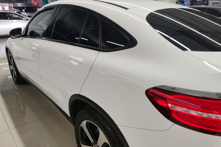 奔驰GLC轿跑 2017款 GLC 200 4MATIC 轿跑SUV车身外观4
