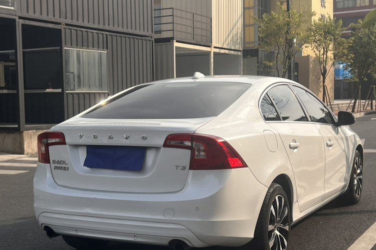 沃尔沃S60 2019款 S60L T3 智进版车身外观6005