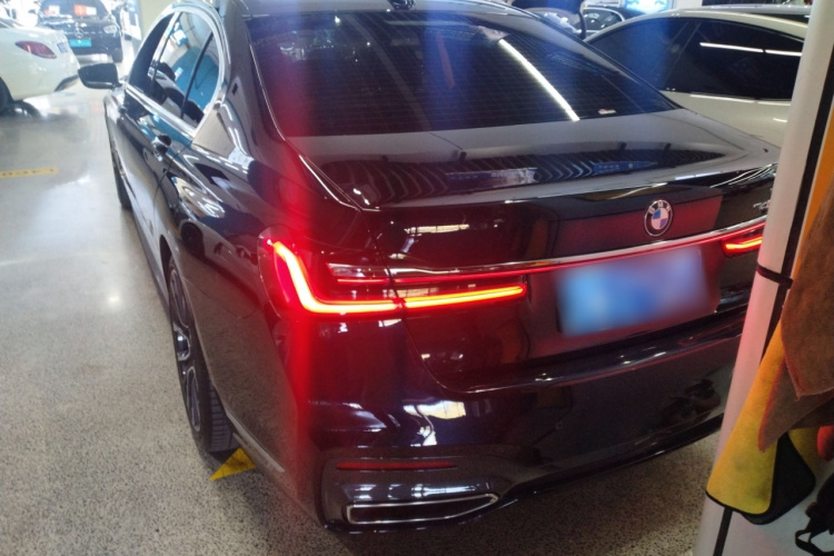 宝马7系 2019款 改款 740Li 领先型 M运动套装车身外观6