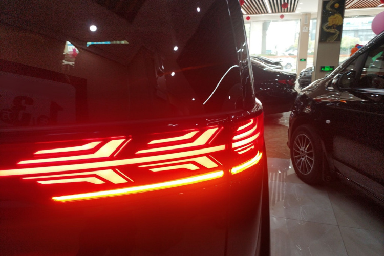 腾势D9 2022款 DM-i 1040 尊贵型车身外观6006