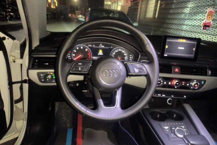 奥迪A4L 2018款 30周年年型 40 TFSI 进取型中控内饰13