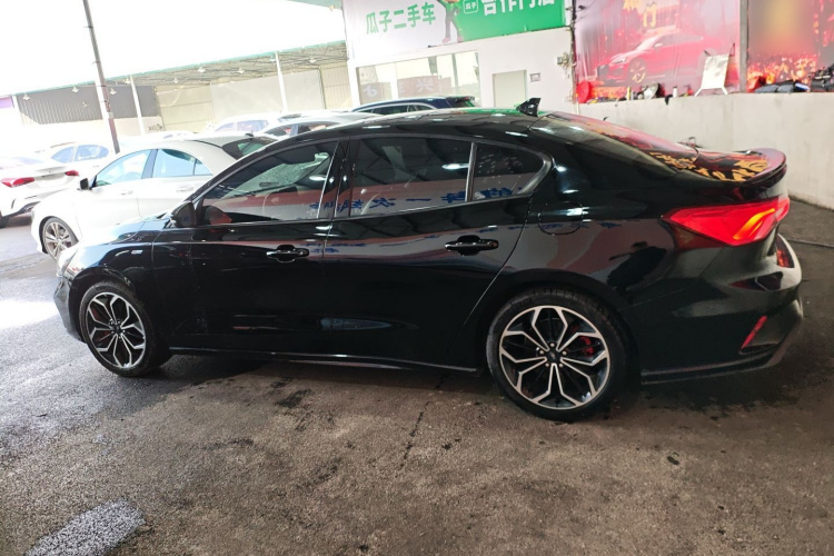 福特 福克斯 2020款 三厢 EcoBoost 180 自动ST Line车身外观4