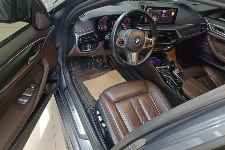 宝马5系(进口) 2022款 改款 540i 风尚版 M运动套装中控内饰20