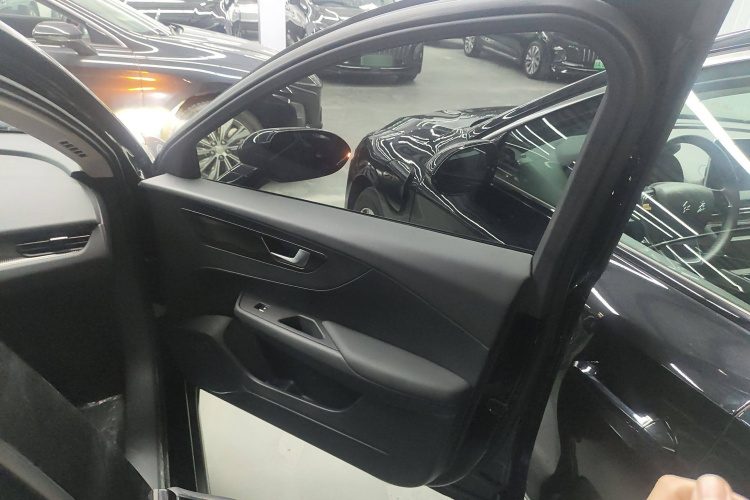 红旗E-QM5 2022款 431km 充电乐享版中控内饰7005