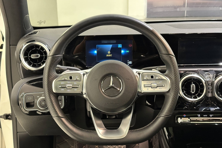 奔驰A级 2019款 A 180 L 运动轿车中控内饰7005