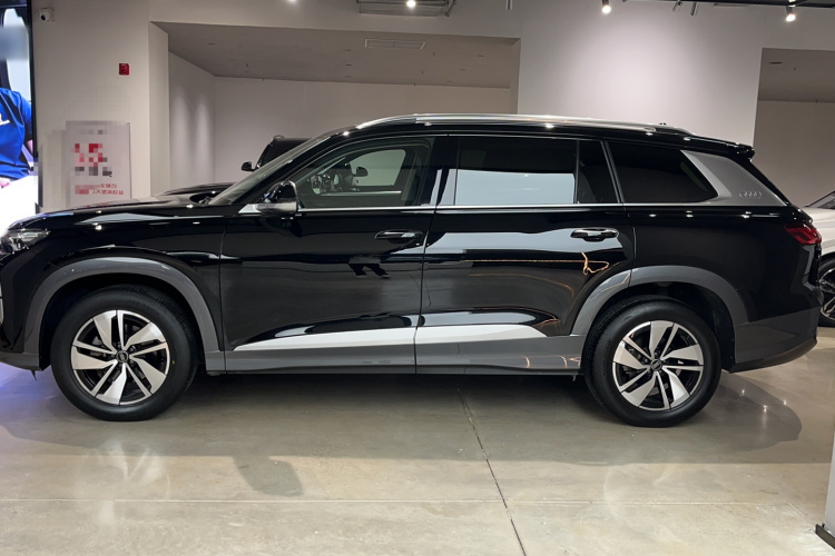 奥迪Q6 2023款 40 TFSI quattro 观云型 Light 羽林套装车身外观6005