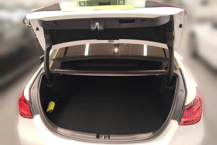 奔驰C级新能源 2023款 C 350 eL中控内饰23