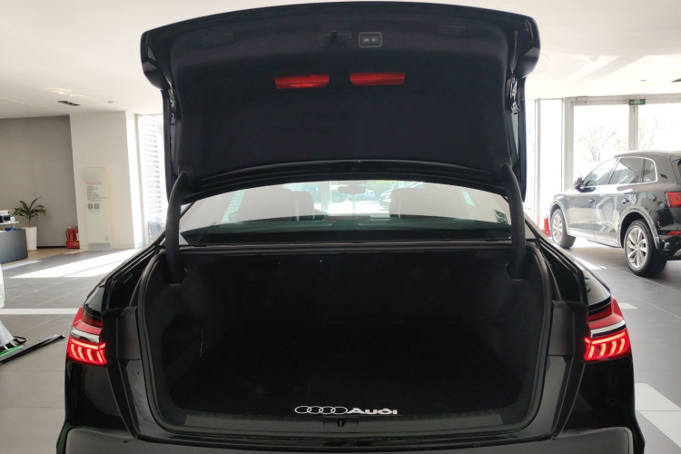 奥迪A6L 2025款 45 TFSI 臻选动感型+通风舒享包机舱底盘23