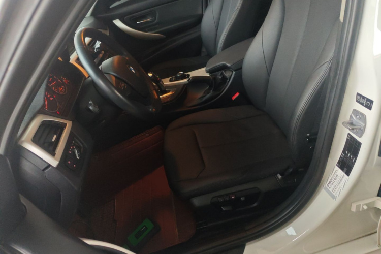 宝马3系 2013款 316i 进取型局部细节19