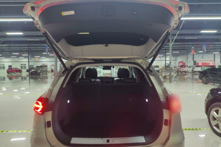 红旗HS5 2019款 2.0T 智联旗享四驱版机舱底盘23