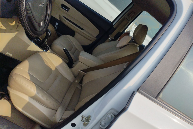 奇瑞E3 2015款 1.5L 手动智尚型中控内饰19