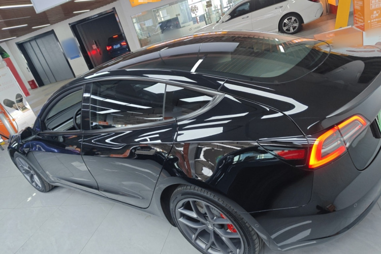 特斯拉 Model 3 2021款 改款二 Performance高性能全轮驱动版车身外观4