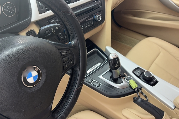 宝马3系 2013款 320i 时尚型中控内饰7004