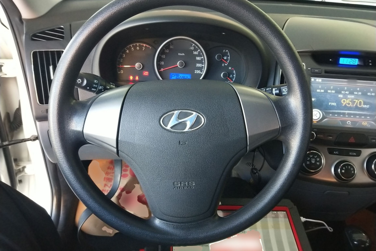 现代 悦动 2011款 1.6L 自动舒适型中控内饰13