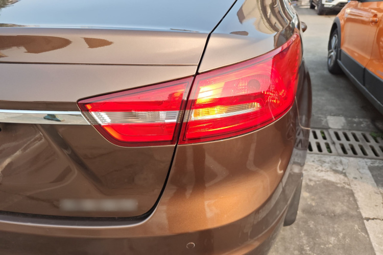 福特 福睿斯 2015款 1.5L 自动时尚型车身外观9