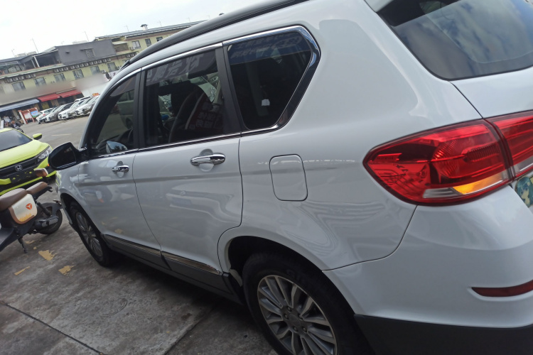 哈弗H6 2018款 蓝标 运动版 1.5T 自动两驱精英型车身外观4