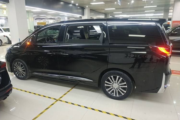 广汽传祺 传祺M8 2021款 领秀系列 390T 旗舰版车身外观4