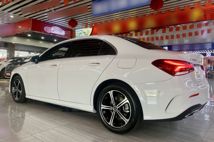 奔驰A级 2022款 改款二 A 200 L 运动轿车时尚型车身外观6003