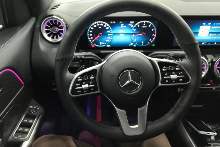 奔驰GLA 2023款 GLA 220中控内饰13