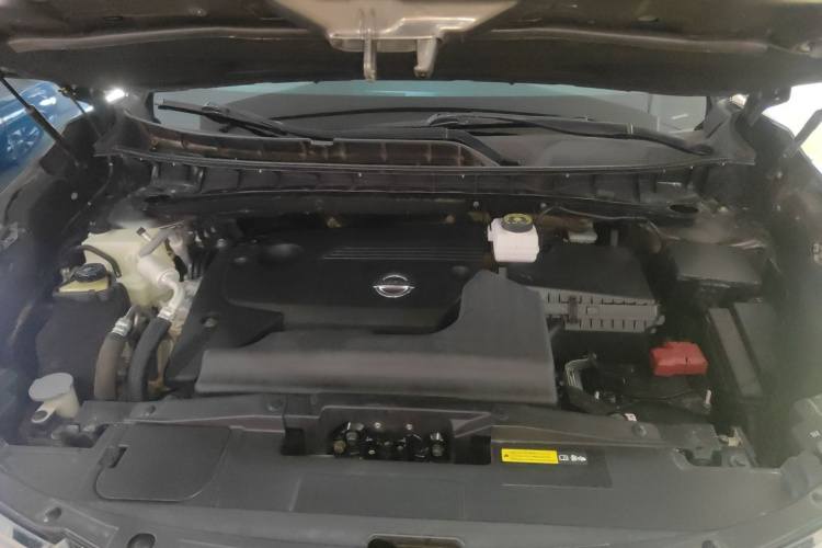 日产 楼兰 2015款 2.5L XE 两驱精英版机舱底盘24