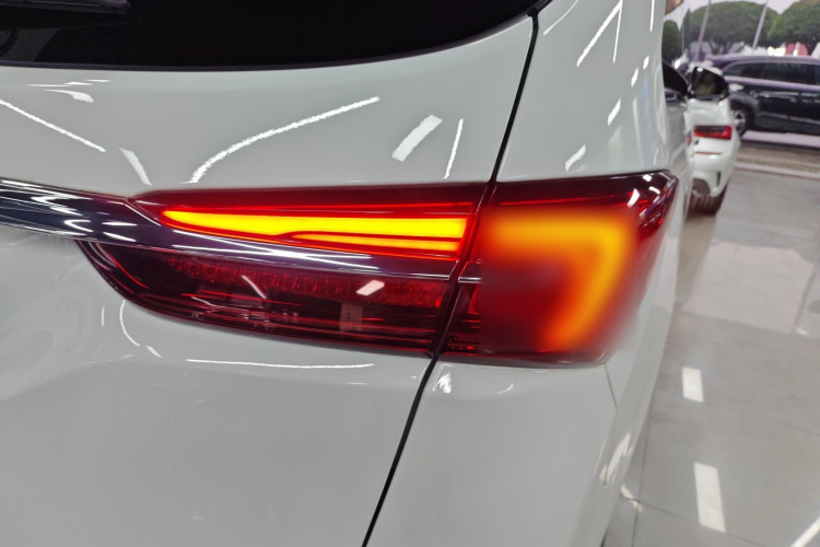 别克GL8 2023款 改款 陆上公务舱 豪华型车身外观9