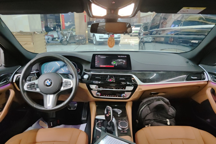 宝马5系 2019款 改款 530Li 领先型 M运动套装中控内饰12