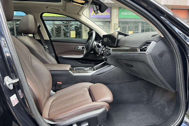 宝马3系 2023款 325Li M运动套装中控内饰7007