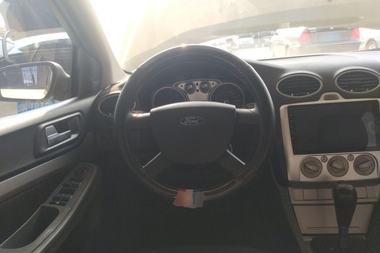 福特 福克斯 2013款 两厢经典 1.8L 自动百万纪念版中控内饰13