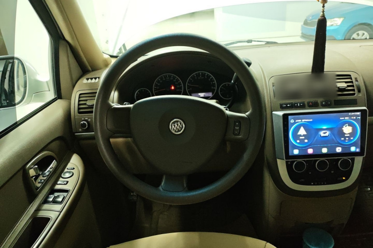 别克GL8 2014款 2.4L 经典版中控内饰13