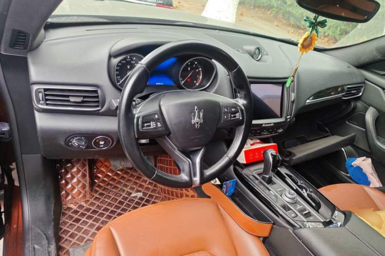 玛莎拉蒂 Levante 2018款 3.0T 经典版中控内饰12