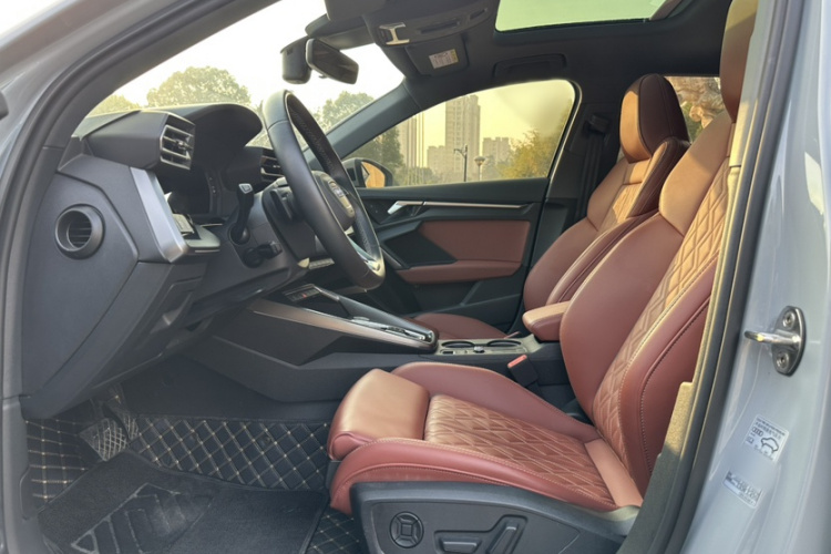 奥迪A3 2025款 A3L Limousine 35TFSI 飞驰尊享型中控内饰7004