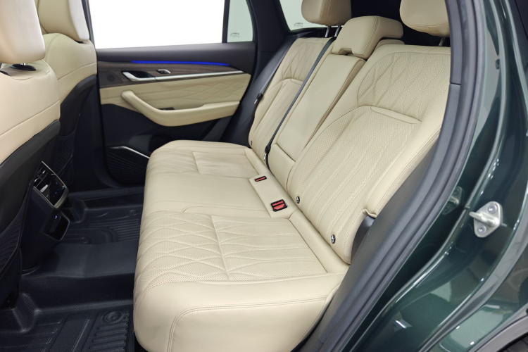 吉利汽车 星越L 2025款 东方曜 2.0TD 自动四驱望月版中控内饰7004