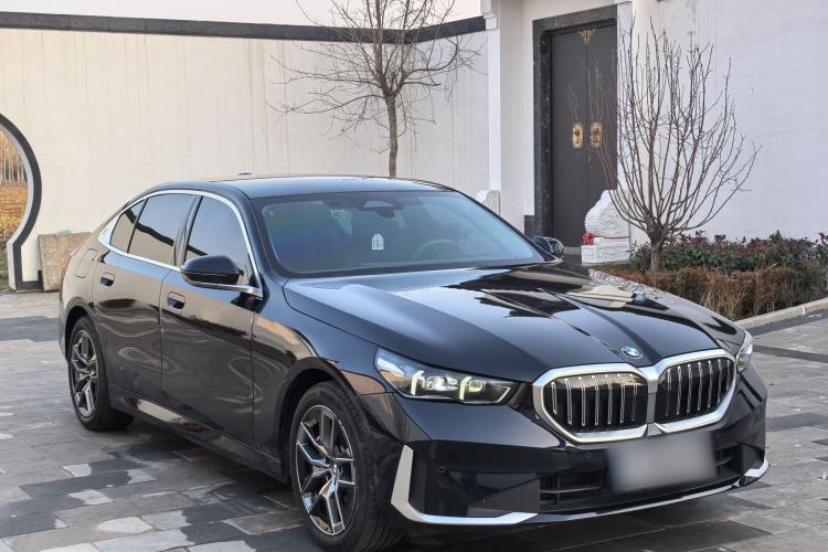 宝马5系 2025款 530Li 领先型 豪华套装车身外观6002